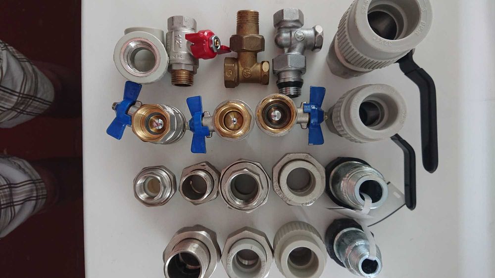 Продам новые сантехнические краны и фитинги.