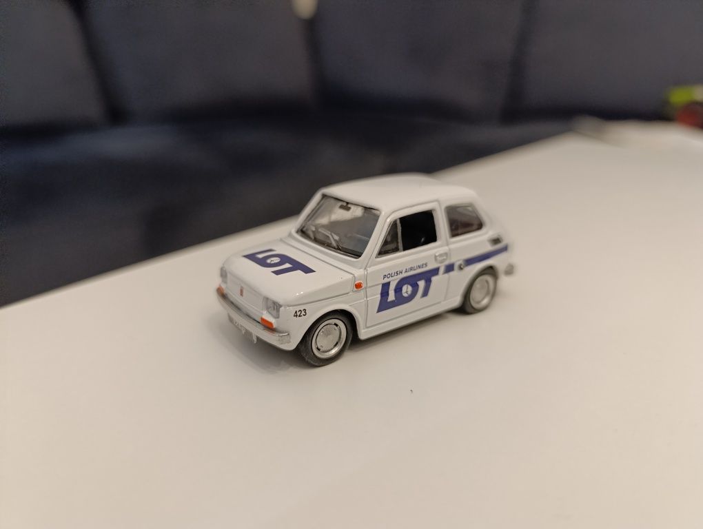 Samochód PRL model Fiat 126p resorak PLL LOT lotniskowy samochód obsłu