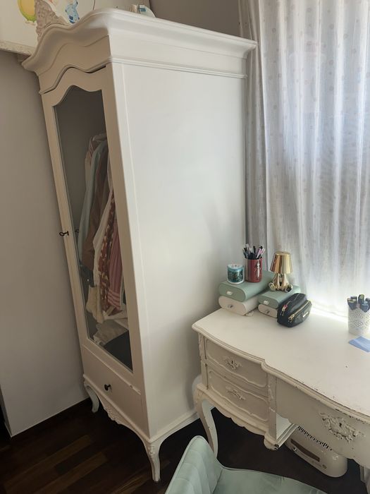 Roupeiro com porta de vidro da Homes in Heaven