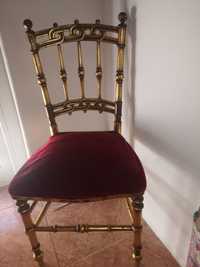 Cadeira dourada com estofo de veludo