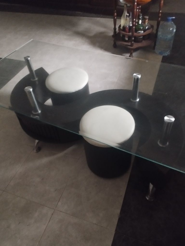 Mesa de sala com 2 bancos