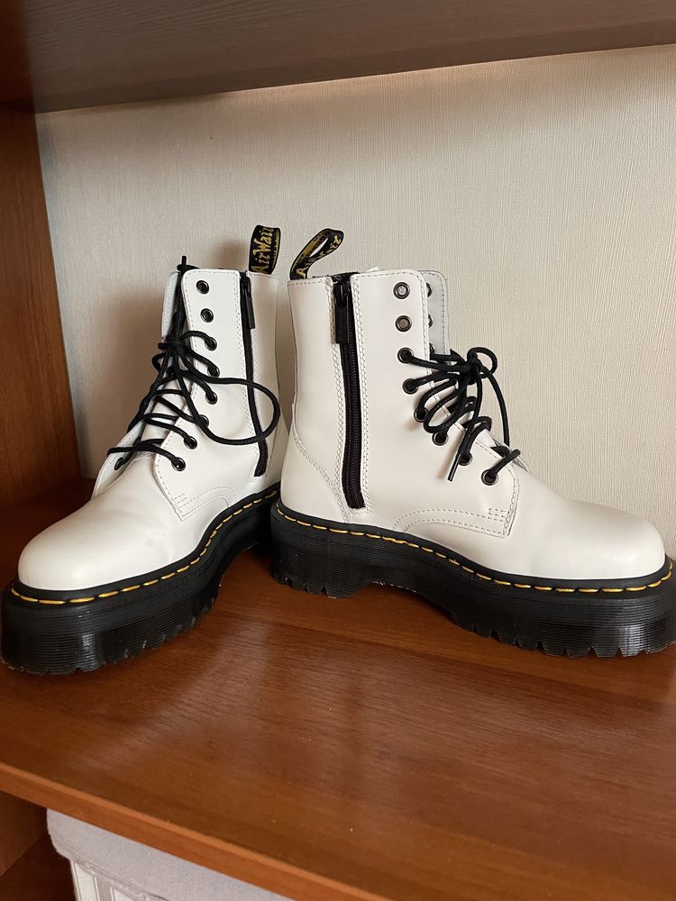 Ботинки белые Dr. Martens