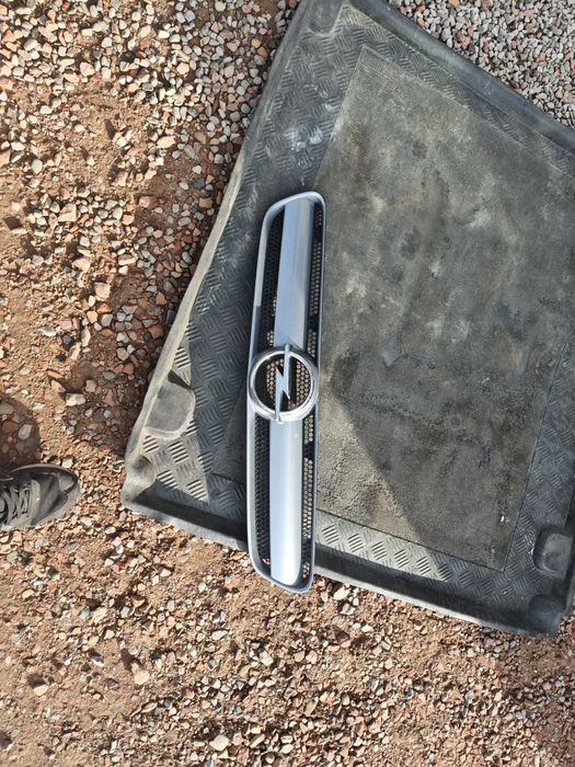 Atrapa signum Vectra c części