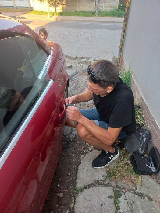 Відкрити замок квартири,сейфа,авто.