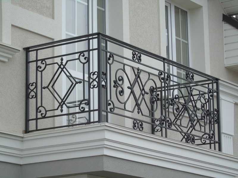 Nowoczesne balustrady balkonowe kute – model „Frankfurt”.