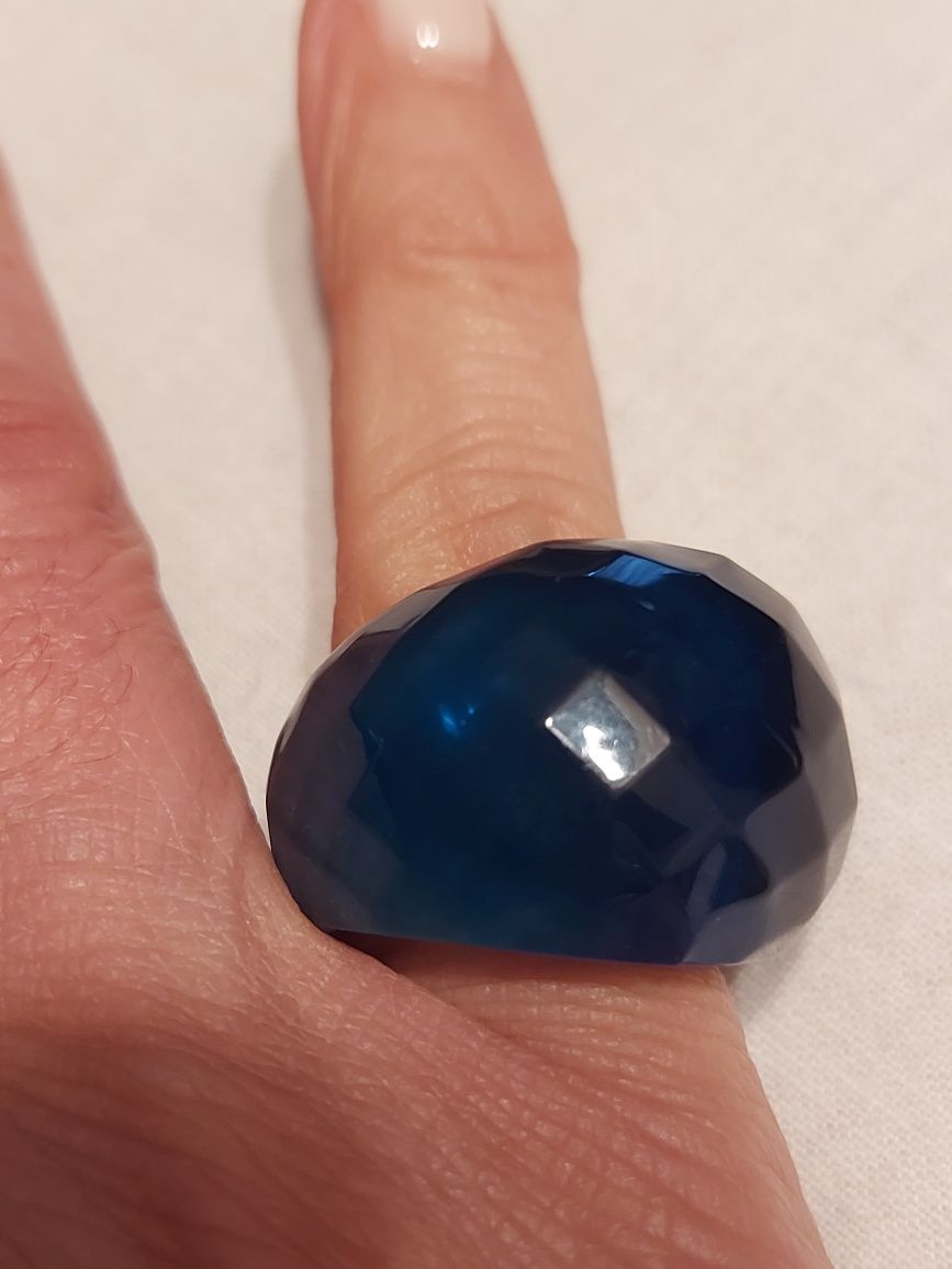 Anel Azul Marinho Facetado. Tipo Cachucho.