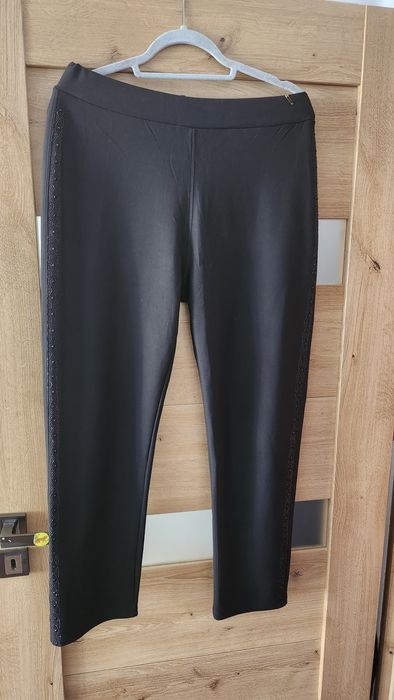 Nowe spodnie z czarnymi lampasem