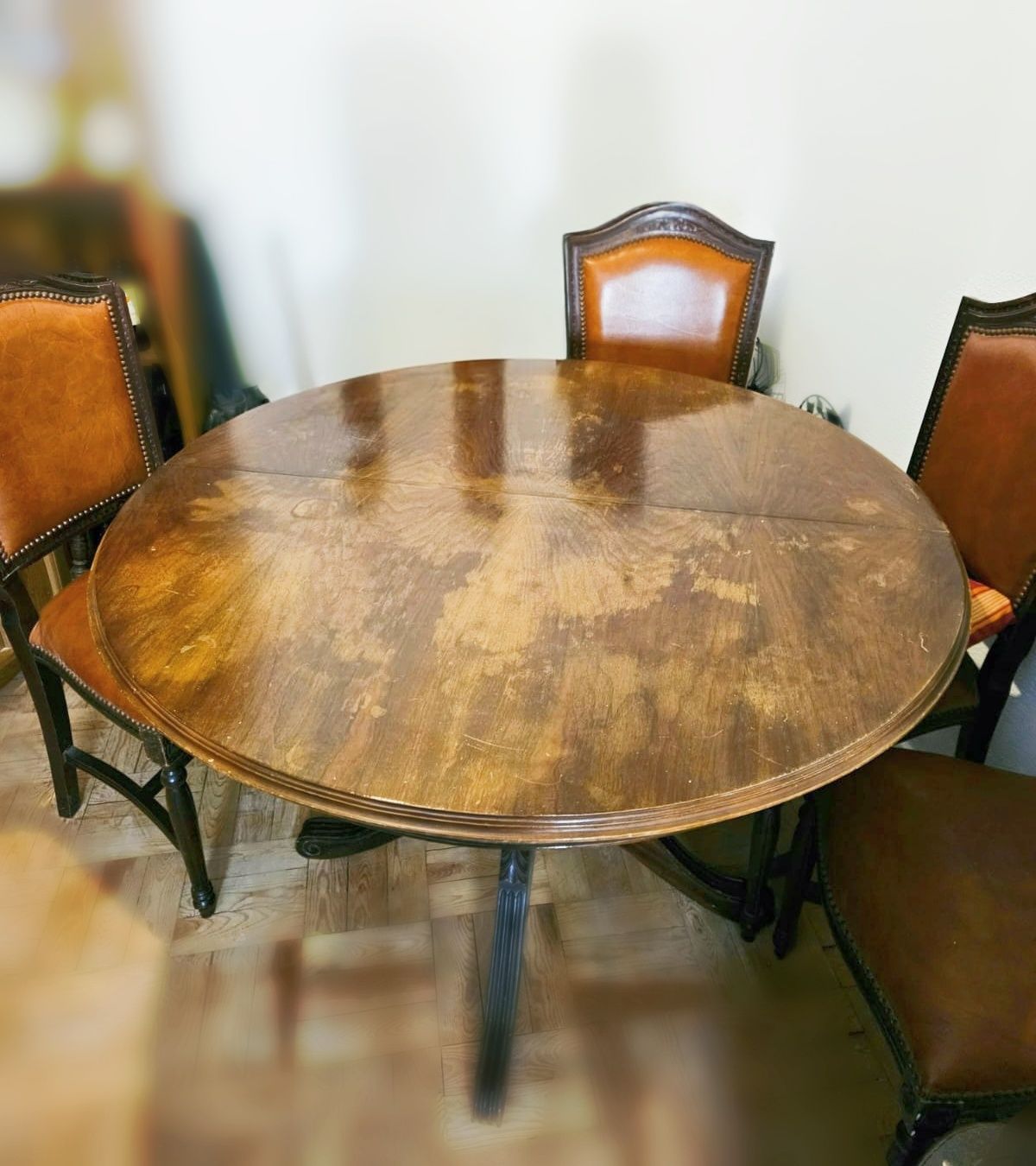 Mesa de madeira extensível com cadeiras