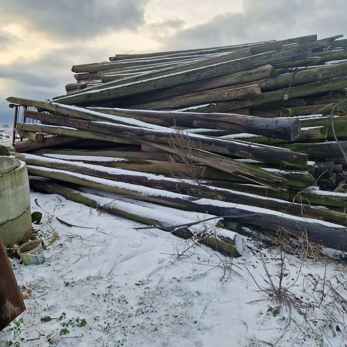 Słupy drewniane telefoniczne