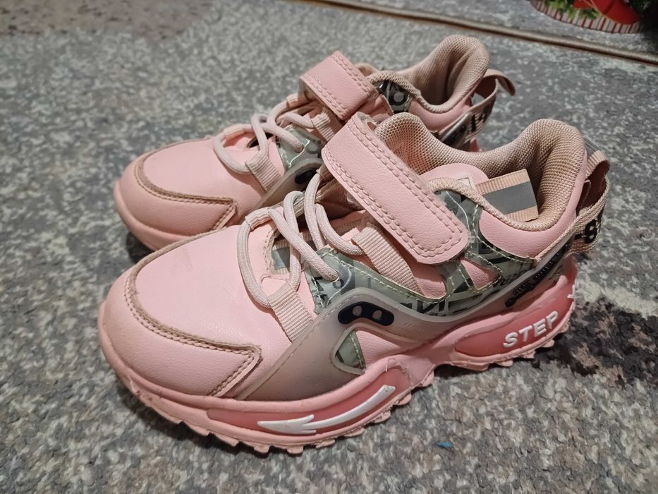 Дитячі кросівки для дівчинки