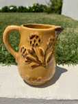 Caneca laranja com flores