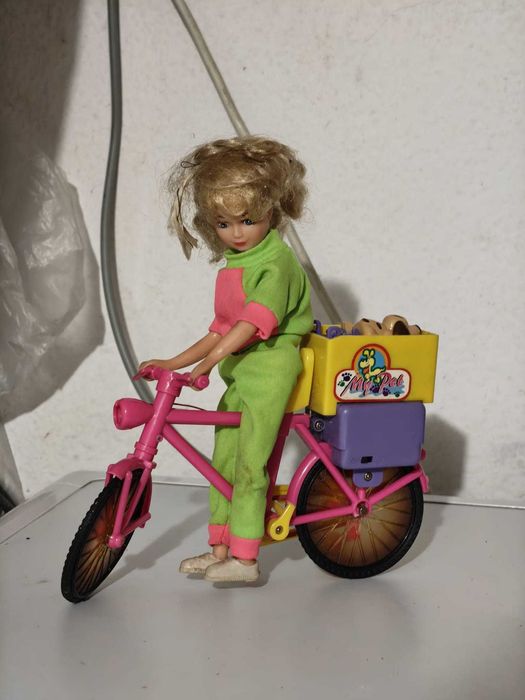 Boneca com bicicleta