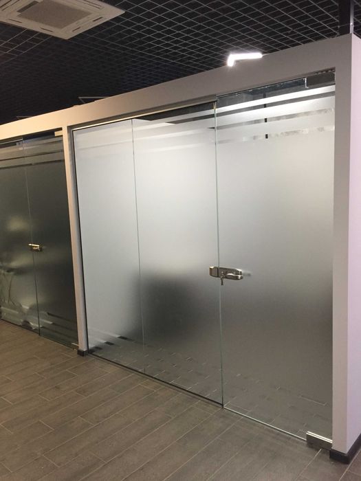 Тонировка окон в офисе, декоративная тонировка офисных перегородок