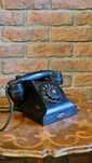 Czarny stary telefon, retro