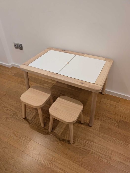 Mesa IKEA Flisat com bancos e recipientes