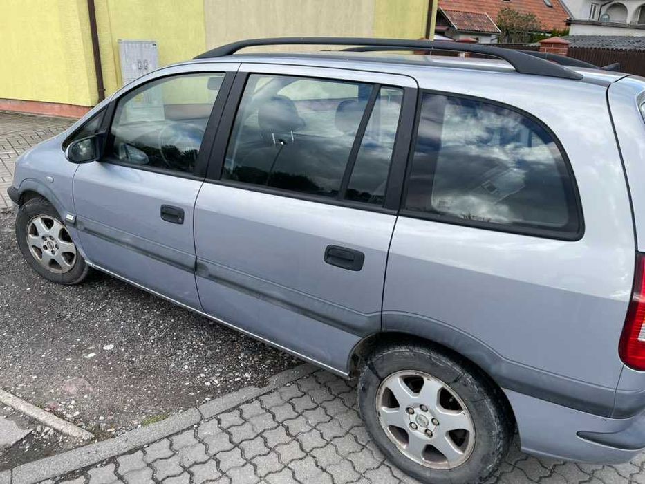 Sprzedam Zafira 7 osobowa diesel z opłatami na rok za 3999zł
