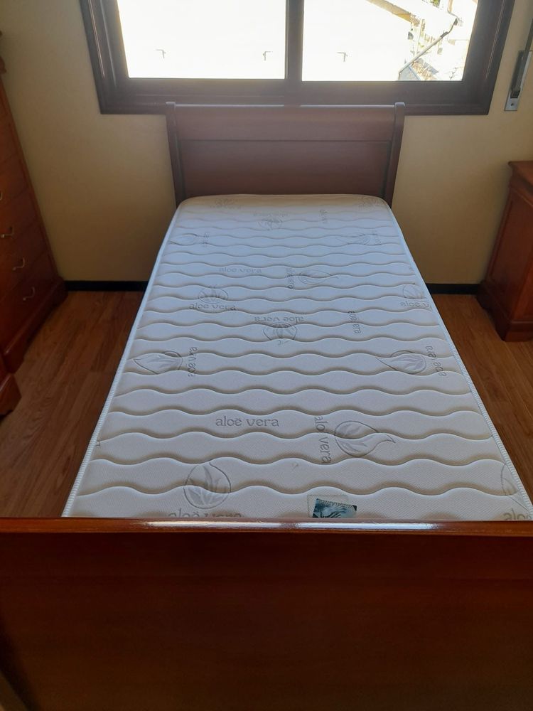 Cama de solteiro com estrado e colchão, mais 1 cobertor e 1 colcha.