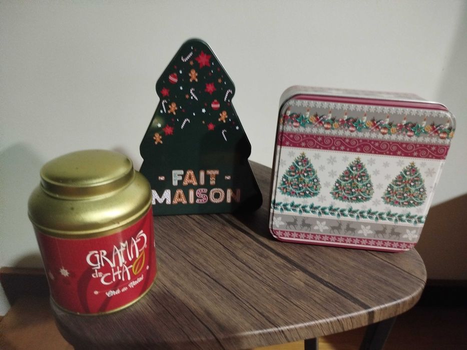 Caixas metálicas vazias