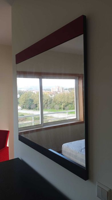 Mobília de quarto — cama de casal + cómoda + mesinhas + espelho