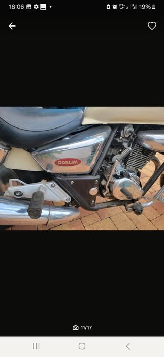 Motocykl Daelim 125 jako dekoracja