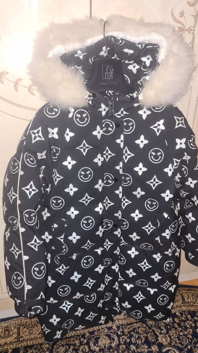 Продам зимнюю куртку, пуховик на девочку.