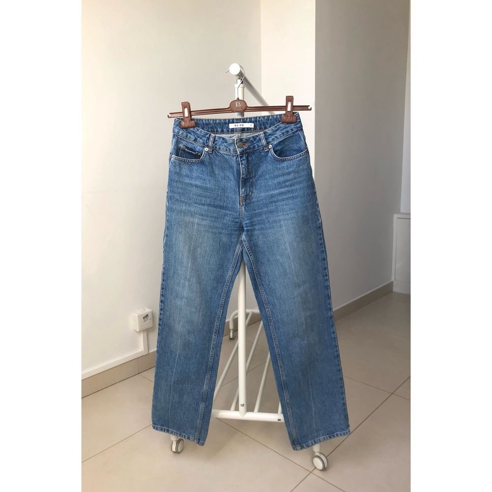 Jeans straight, dżinsy proste, szerokie nogawki, średni stan NAKD