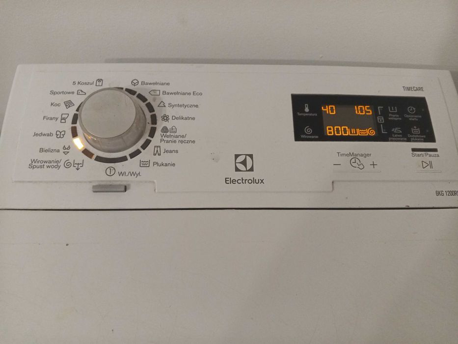 Uszkodzona pralka Electrolux na części.