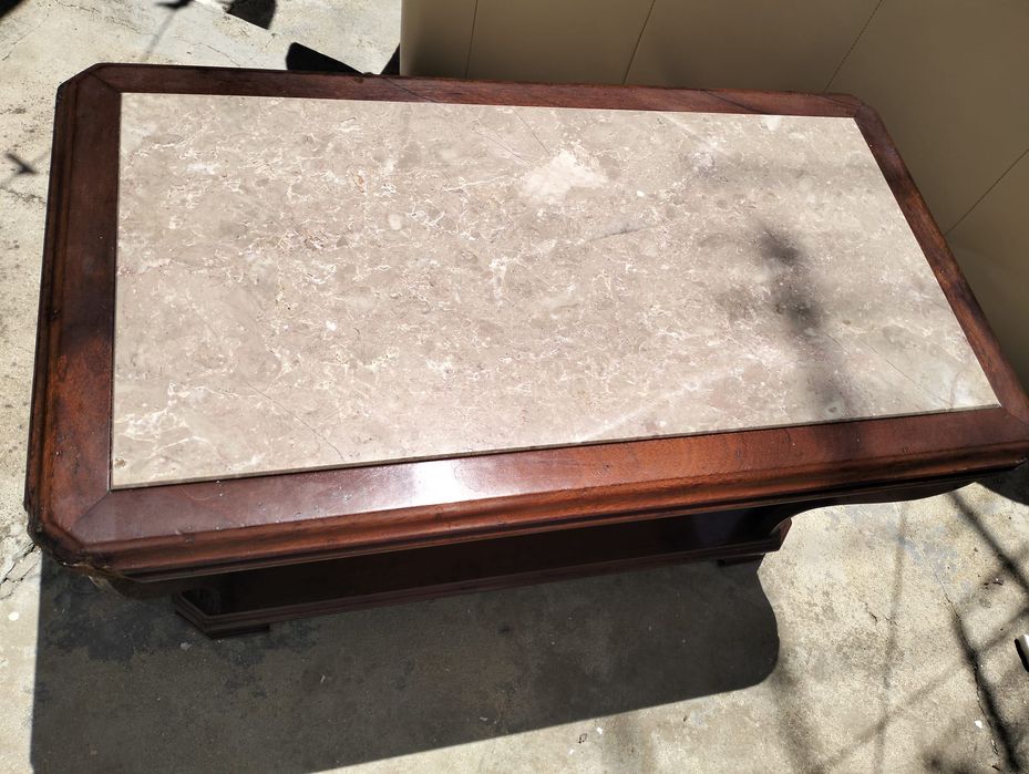 Mesa de madeira e pedra