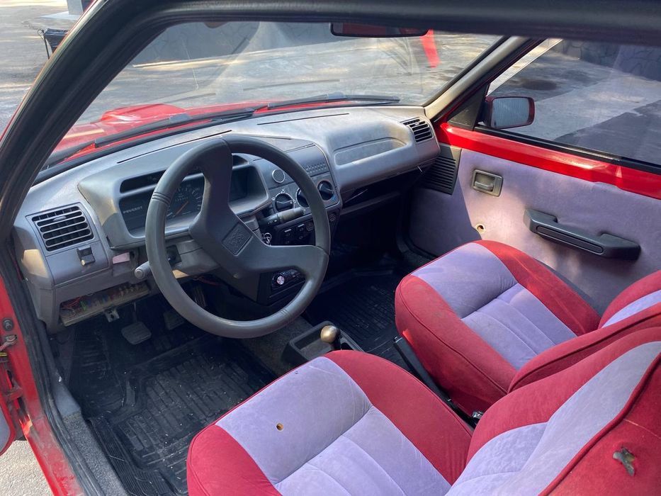 Продам автомобіль Пежо 205