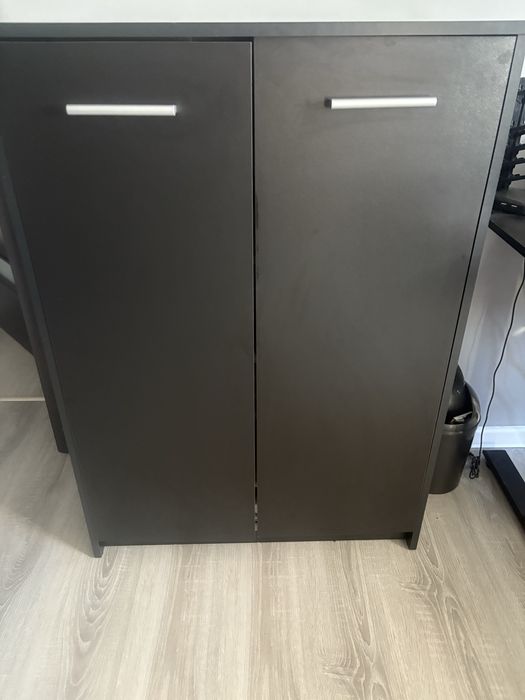 Szafa komoda  czarna na ubrania z polkami