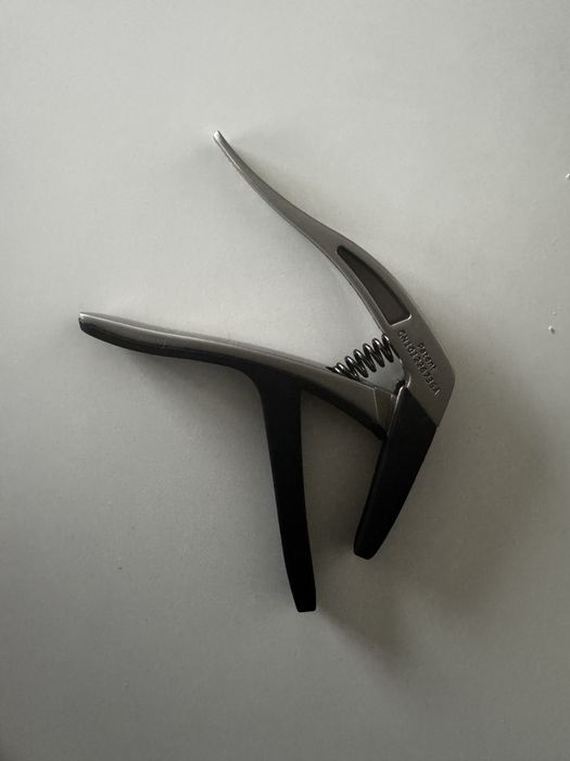 Capo de guitarra acústica