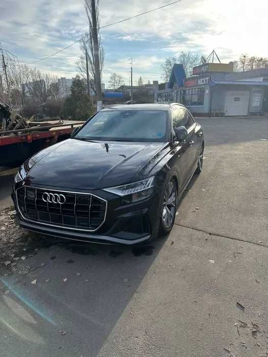 Капот та інші запчастини Audi Q8 розборка