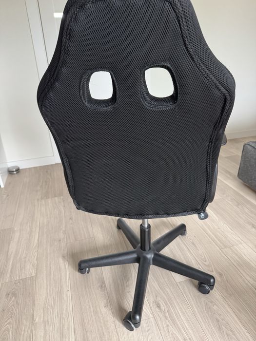 Fotel obrotowy na kółkach