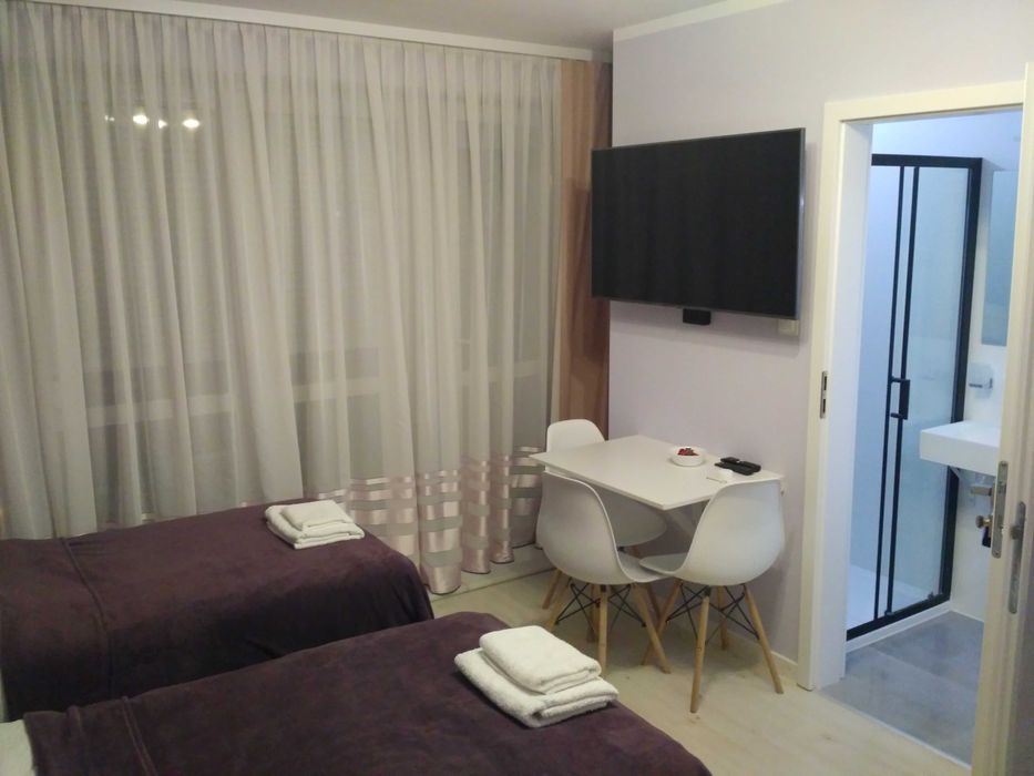 Pokoje z łazienkami,klima,Netflix, aneksy kuch.