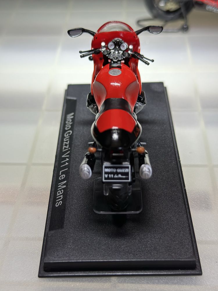 Miniatura Moto Guzzi V11 Le Mans na Escala 1/24 made by IXO