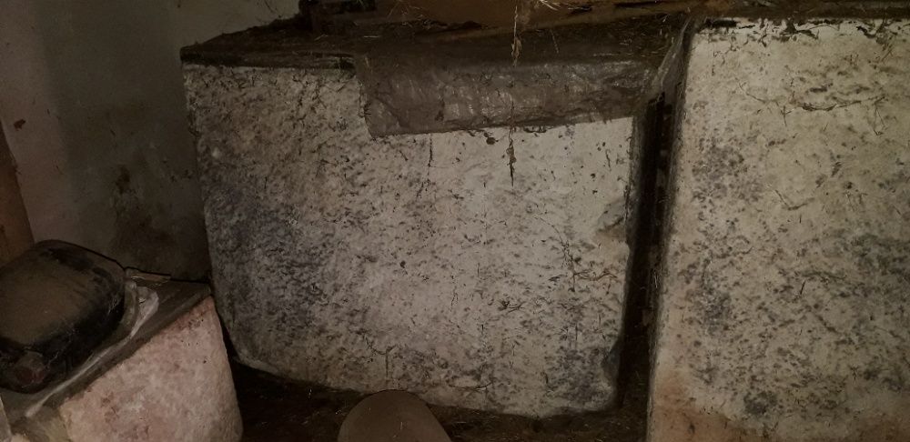 Pias tanques antigas em pedra para efeitos exteriores Peças grandes.