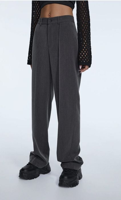 Сірі штани в смужку Stradivarius