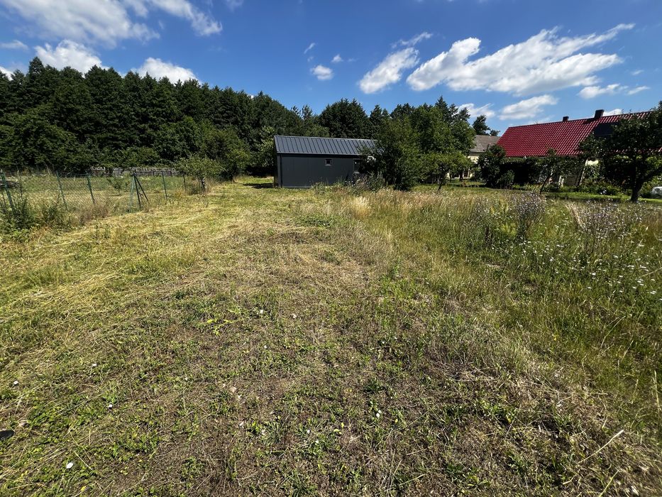 Działka budowlana pod lasem z domkiem letniskowym całorocznym