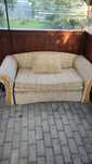 Mała sofa dwuosobowa rozkładana.