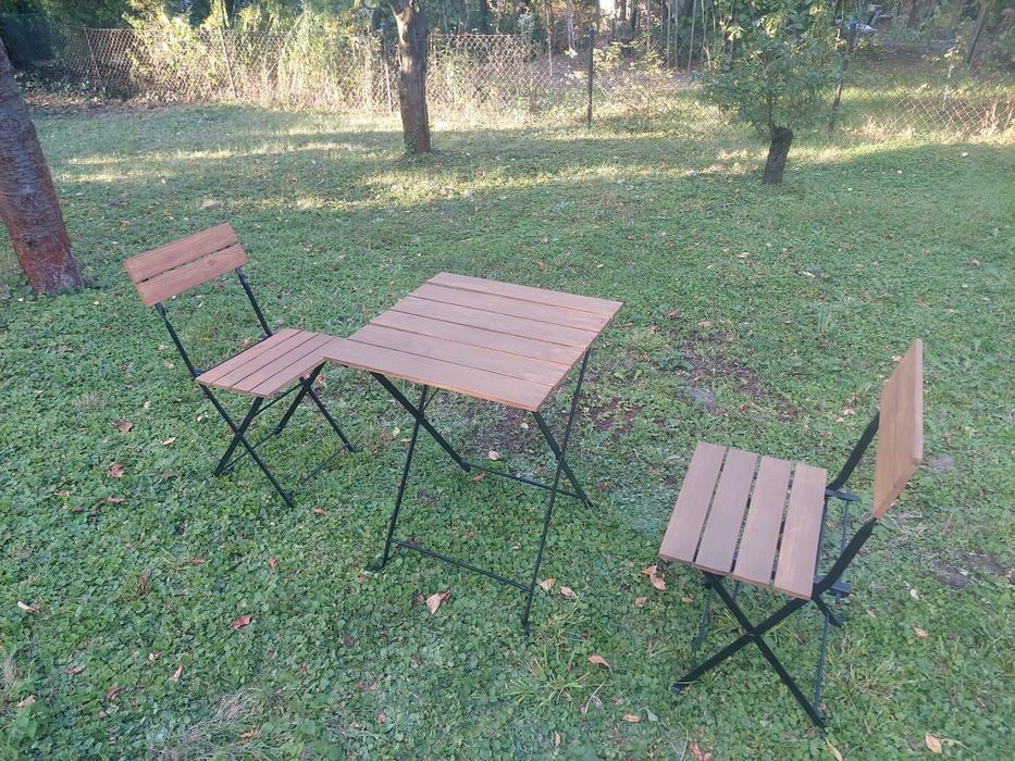 Komplet dwa krzesła i stolik drewniane