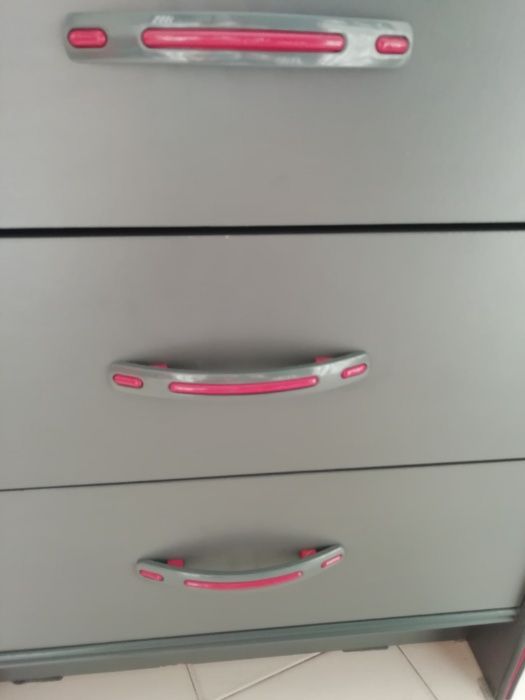 Mesinha de cabeceira e banco