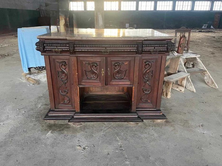 Móvel Antigo em Madeira Trabalhada