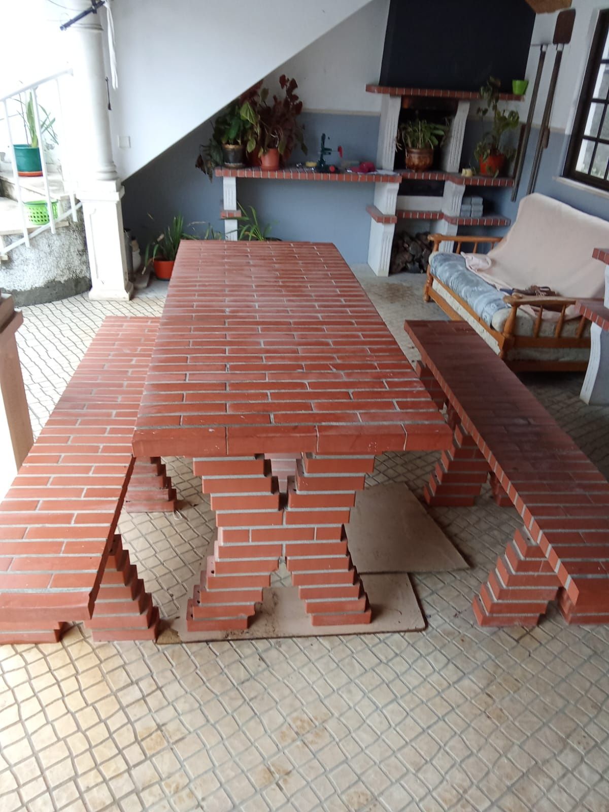 Mesa de churrasqueira + 2 bancos