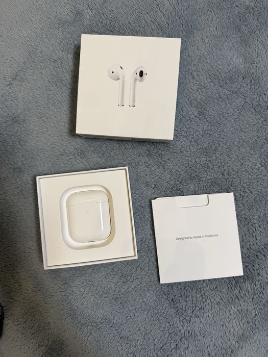 Airpods 2 gen with wireless charging case
