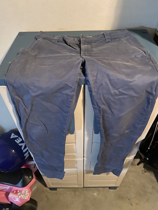 Calças, calções, camisas e t-shirts