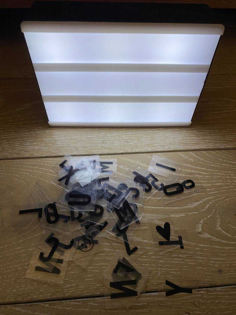 Lampa z prefabrykowanymi literami