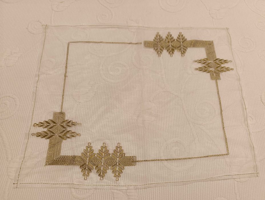 Intemporal Naprons Tule feitos e bordados minuciosamente à mão a verde