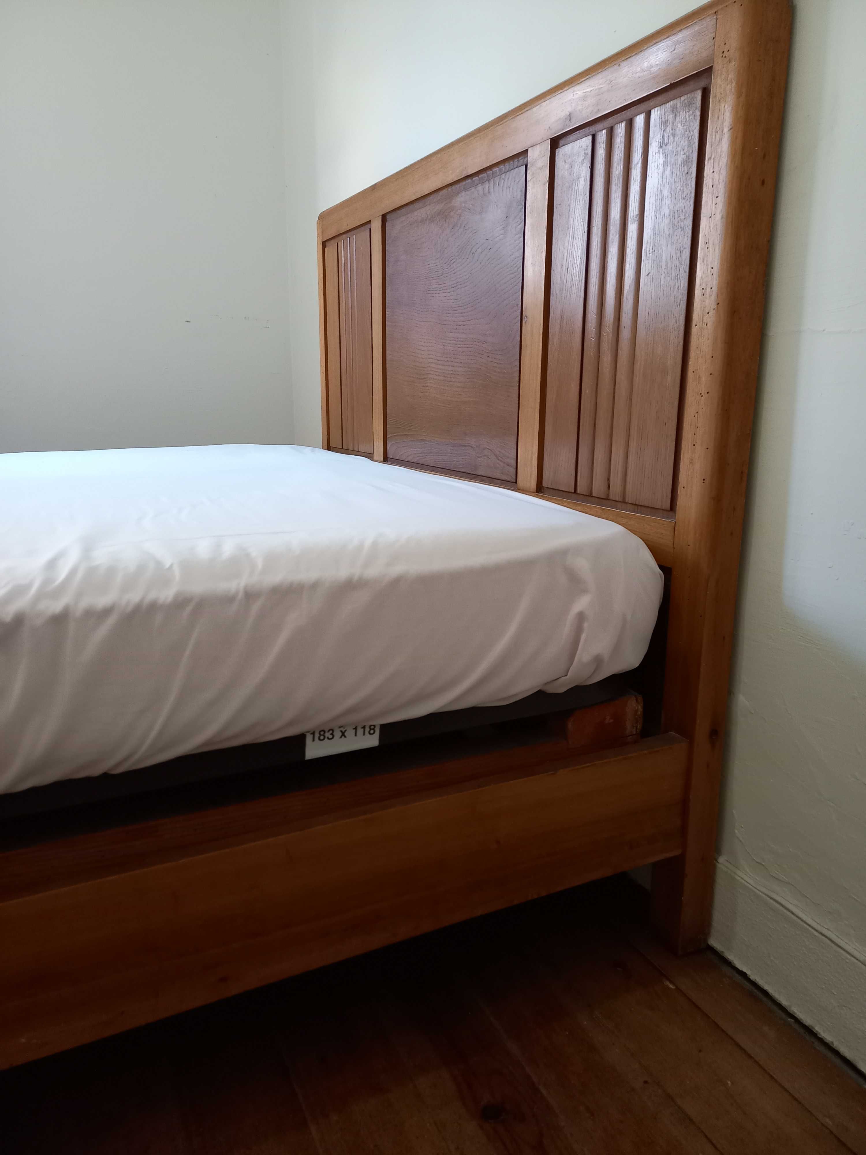 Cama de casal em madeira com colchão incluído