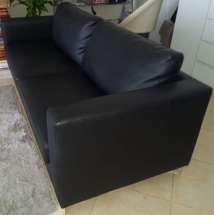 SOFÁ IMPECÁVEL com pés em metal inox