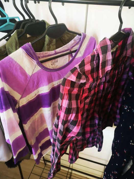 Swetry biała bluzka koszule 140